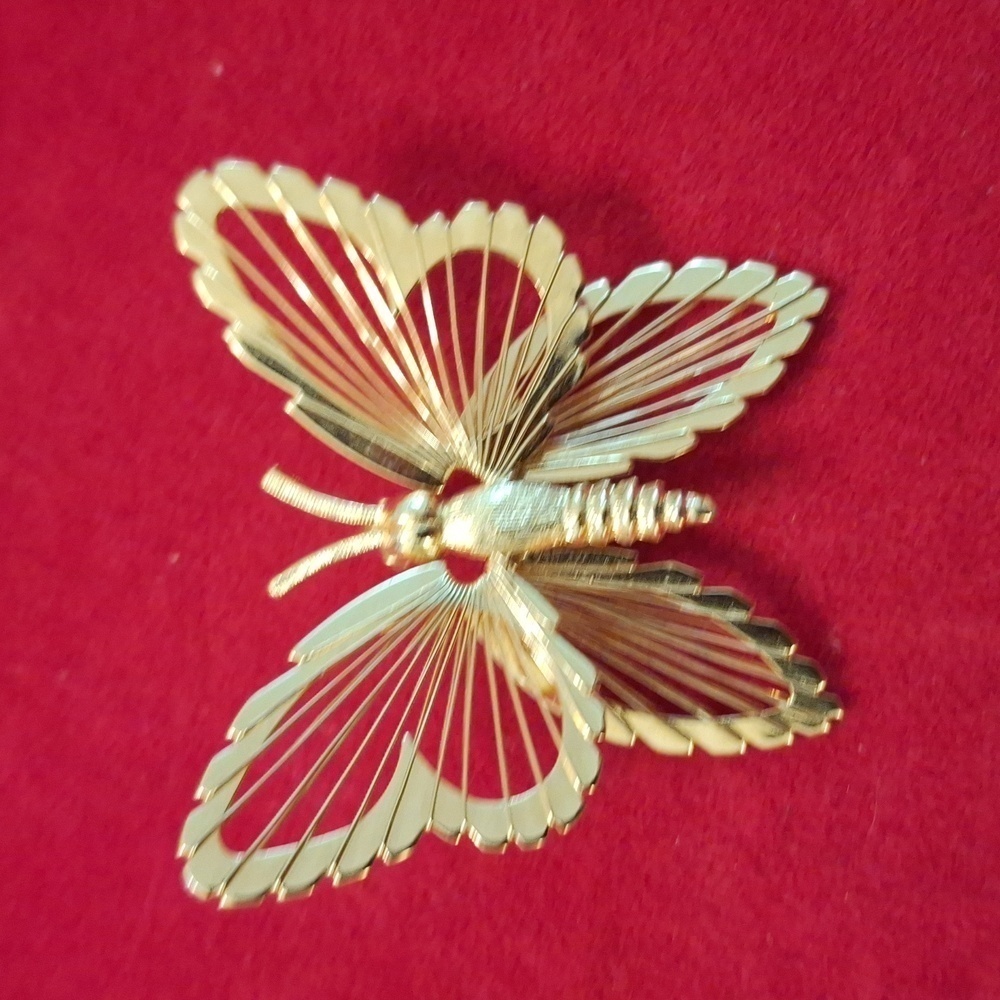 Vintage Monet butterfly brooch gold tone wire wings insect moth jewelry pin - Picture 1 of 10